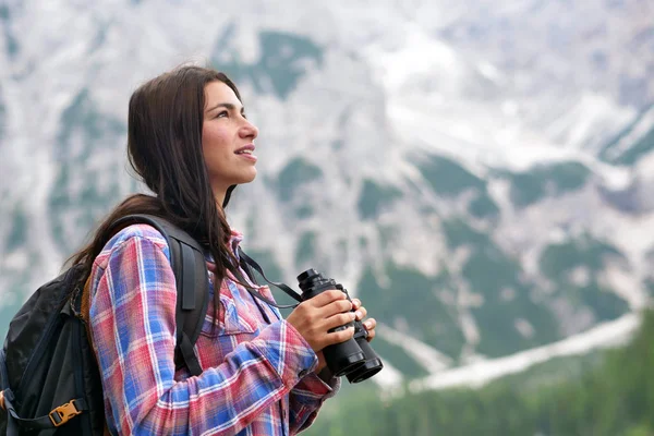 Vacker Kvinna Som Camping Utforska Naturen Runt Henne Med Kikare — Stockfoto