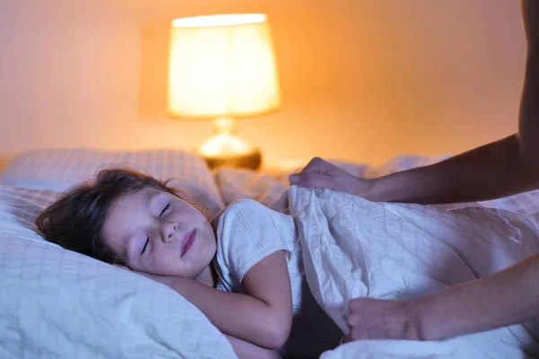 Buenas Noches Madre Hijita Que Duerme Por Noche Dormitorio Luz —  Fotos de Stock