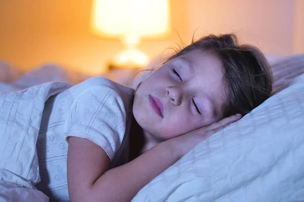 Uma Menina Dorme Noite Seu Quarto Você Luar Vindo Pela — Fotografia de Stock
