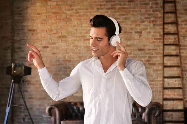 Bonito Morena Caucasiano Homem Branco Camisa Ouvir Música Fones Ouvido — Fotografia de Stock