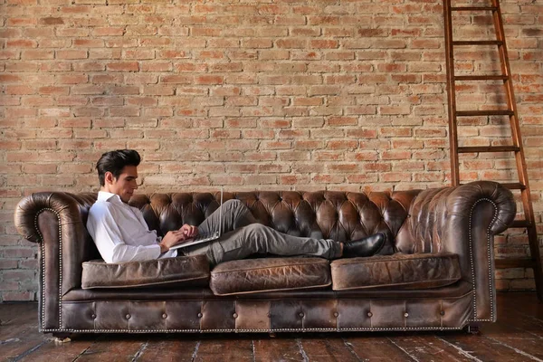 Pria Kulit Putih Berambut Cokelat Tampan Berbaju Putih Berbaring Sofa — Stok Foto