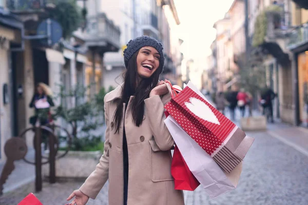 Riendo Hermosa Morena Mujer Sombrero Caminando Ciudad Con Coloridas Bolsas —  Fotos de Stock