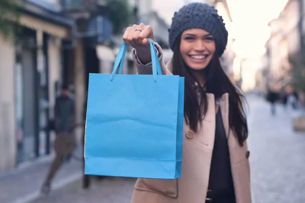 Una Chica Joven Hermosa Disfruta Compras Mientras Compra Las Tiendas —  Fotos de Stock