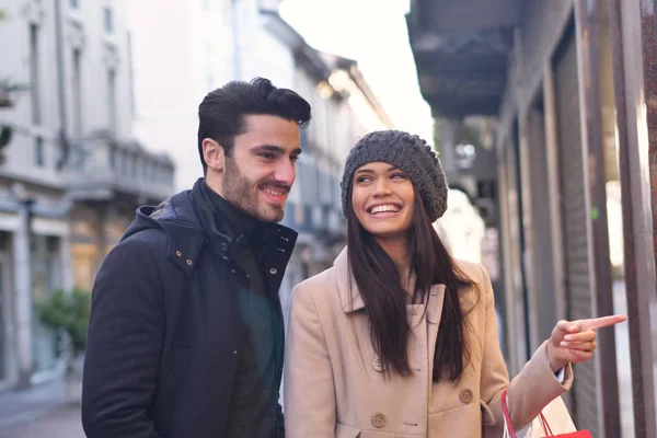 Beberapa Pemuda Terlibat Atau Teman Teman Saat Mereka Berbelanja Bersenang — Stok Foto