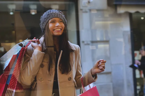 Feliz Sonriente Morena Mujer Sombrero Llevando Bolsas Compras Mirando Pantalla —  Fotos de Stock