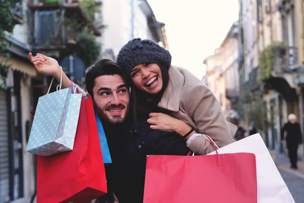 Egy Pár Fiatal Eljegyezte Vagy Meg Míg Vásárolni Együtt Szórakoztunk — Stock Fotó