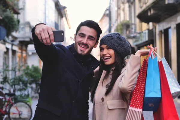 Par Jóvenes Comprometidos Amigos Mientras Van Compras Divierten Juntos Juegan —  Fotos de Stock