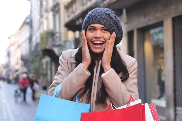 Hermosa Mujer Morena Sombrero Caminando Ciudad Con Coloridas Bolsas Compras —  Fotos de Stock