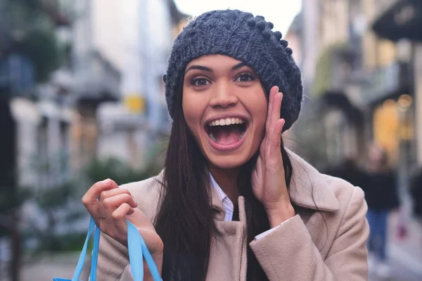 Una Chica Joven Hermosa Disfruta Compras Mientras Compra Las Tiendas —  Fotos de Stock