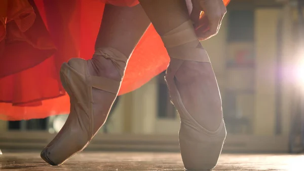 Pies Flexibles Bailarina Bailando Con Vestido Rojo Zapatos Ballet Marrón — Foto de Stock