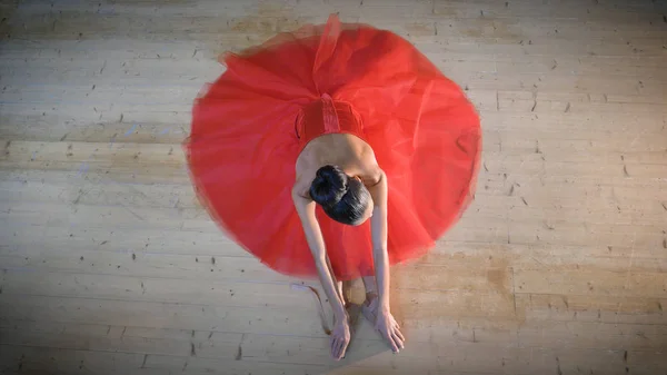 Портрет Красивої Легкої Балерини Пишній Червоній Сукні Сидить Дерев Яній — стокове фото