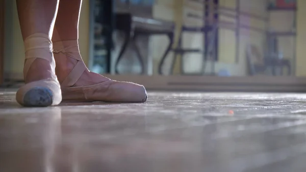 灵活的芭蕾舞演员脚 在木地板上跳舞的红色礼服 棕色芭蕾鞋 概念芭蕾舞演员苗条的饮食 轻盈的女人 美丽的身材 健康的生活方式 灵活性 日常活动 — 图库照片