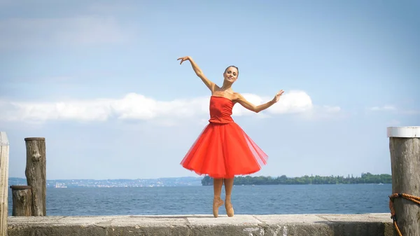 Potret Balerina Cahaya Yang Indah Dengan Gaun Merah Yang Lebat — Stok Foto