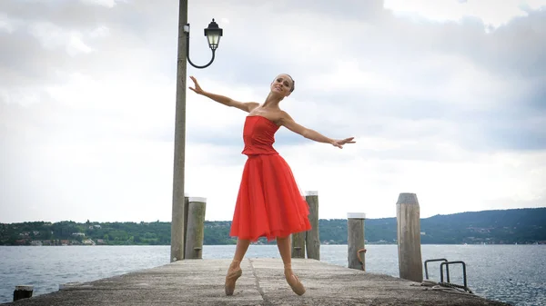 Retrato Una Hermosa Bailarina Ligera Exuberante Vestido Rojo Bailando Fondo —  Fotos de Stock