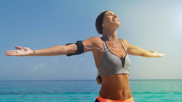 Retrato Una Corredora Profesional Sonriendo Con Ropa Deportiva Escuchando Música — Foto de Stock