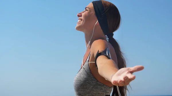 Retrato Una Corredora Profesional Sonriendo Con Ropa Deportiva Escuchando Música — Foto de Stock