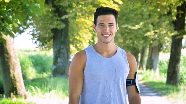 Souriant Caucasien Beau Sportif Debout Dans Parc Vert Extérieur Posant — Photo