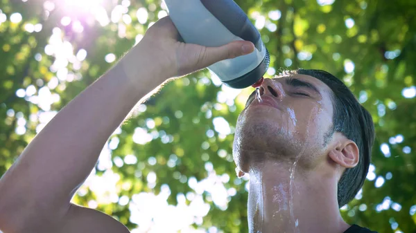 Hombre Guapo Beber Agua Botella Mientras Que Pie Parque Verde — Foto de Stock