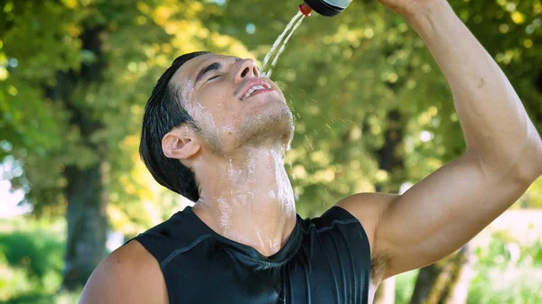 Потный Уставший Красивый Мужчина Поливает Лицо Бутылки Водой — стоковое фото