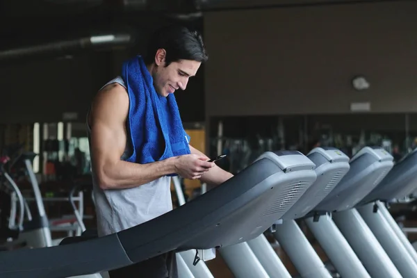 Hombre Caucásico Cinta Correr Con Toalla Azul Los Hombros Navegación —  Fotos de Stock