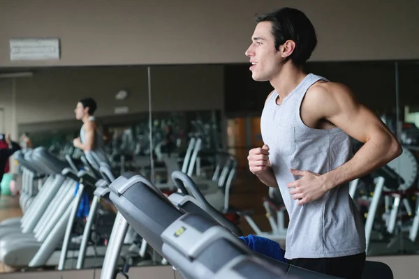 Yakışıklı Esmer Beyaz Adam Spor Salonunda Koşu Bandı Üzerinde Çalışan — Stok fotoğraf