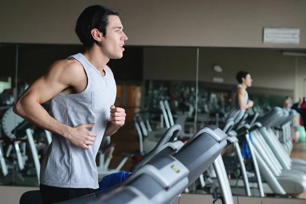 Yakışıklı Esmer Beyaz Adam Spor Salonunda Koşu Bandı Üzerinde Çalışan — Stok fotoğraf