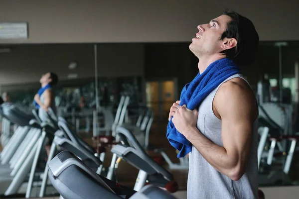 Hombre Caucásico Cansado Caminadora Con Toalla Azul Los Hombros — Foto de Stock