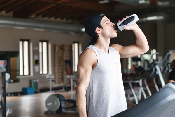 Hombre Durante Descanso Beber Agua Botella Mientras Está Pie Gimnasio —  Fotos de Stock