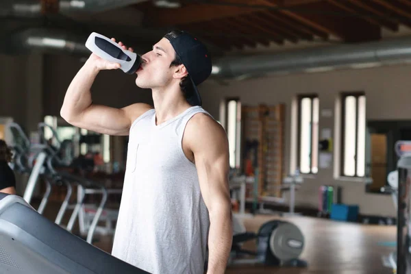 Hombre Durante Descanso Beber Agua Botella Mientras Está Pie Gimnasio —  Fotos de Stock