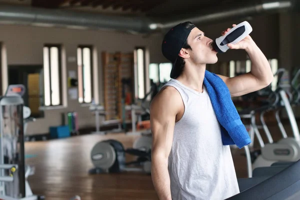 Man Tijdens Pauze Drinkwater Uit Fles Terwijl Sportschool — Stockfoto