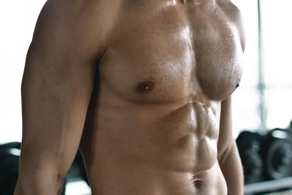 ジムで上半身裸の男は 彼の体の健康を維持し 筋肉を定義して列車します 競技者は 重い重量と疲労を発生させます スポーツ フィットネス — ストック写真