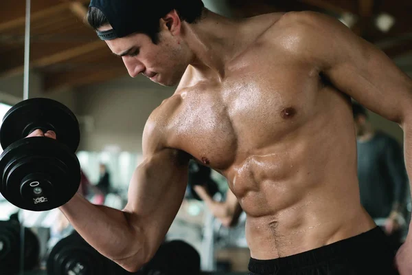 Ragazzo Senza Maglietta Palestra Allena Suo Corpo Rimanere Forma Hanno — Foto Stock