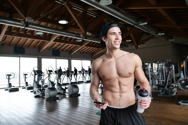 Ritratto Ragazzo Palestra Mentre Riposa Tra Allenamento Altro Utilizza Suo — Foto Stock