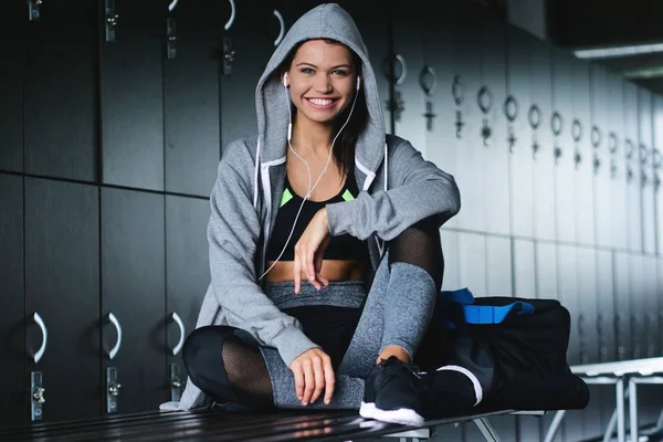 Boy Break Training Takes Picture Gym Send Friends Girlfriend Post — Stock Photo, Image