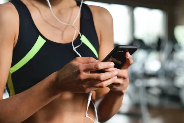 Una Hermosa Joven Sonríe Mientras Lee Mensaje Escucha Música Gimnasio — Foto de Stock