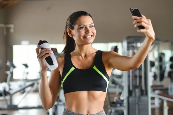 Eine Frau Fitnessstudio Macht Ein Foto Freunden Schicken Oder Stellt — Stockfoto