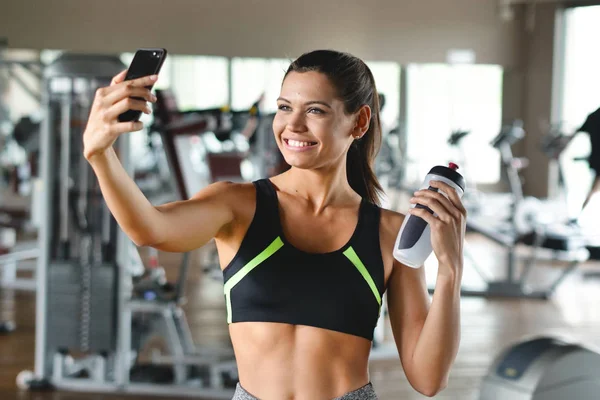 Eine Frau Fitnessstudio Macht Ein Foto Freunden Schicken Oder Stellt — Stockfoto