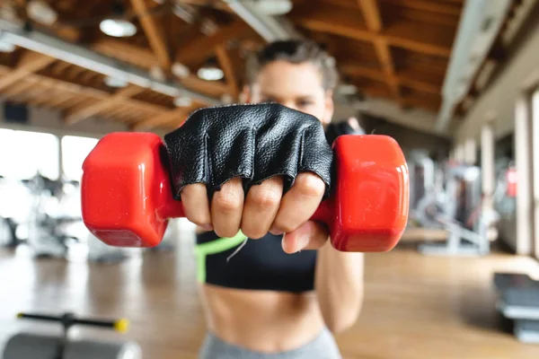 Una Hermosa Mujer Sonriente Entrena Gimnasio Con Equipo Deportivo Cuerpo —  Fotos de Stock