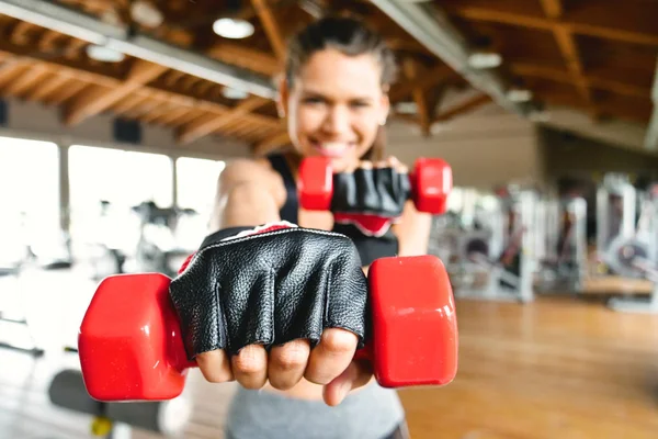 Una Hermosa Mujer Sonriente Entrena Gimnasio Con Equipo Deportivo Cuerpo —  Fotos de Stock