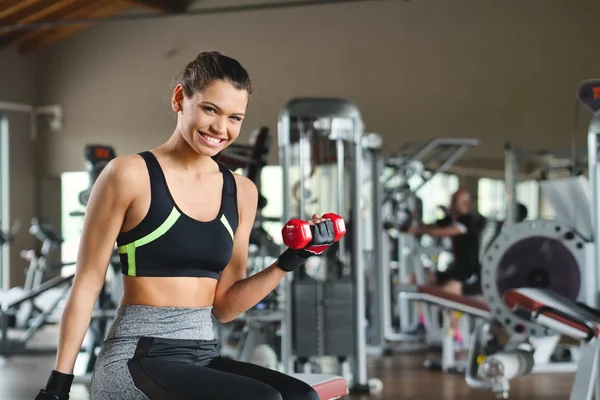 Eine Schöne Lächelnde Frau Trainiert Fitnessstudio Mit Sportgeräten Und Freiem — Stockfoto