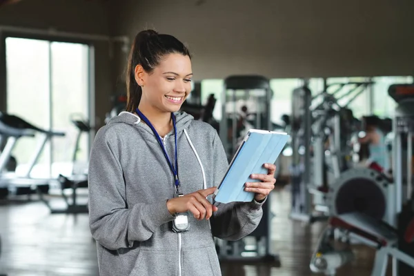 Retrato Una Mujer Entrenadora Personal Que Revisa Mesa Atleta Tipo — Foto de Stock