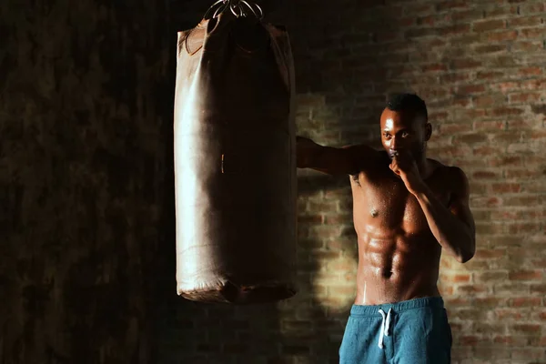 Knappe Shirtless Gespierde Afrikaanse Man Boxing Bokszak Zweten — Stockfoto