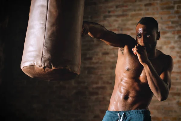 Knappe Shirtless Gespierde Afrikaanse Man Boxing Bokszak Zweten — Stockfoto