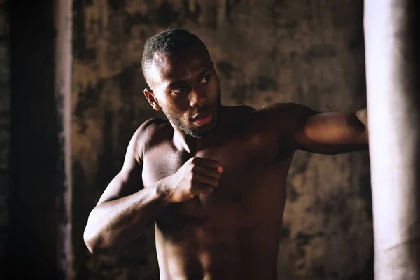 Knappe Shirtless Gespierde Afrikaanse Man Boxing Bokszak — Stockfoto