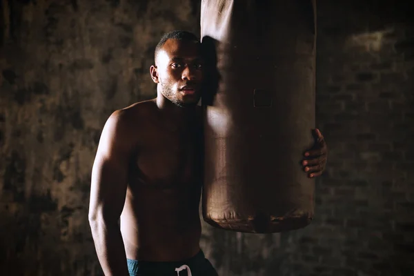 Guapo Sin Camisa Musculoso Boxeador Africano Hombre Posando Cámara Apoyándose —  Fotos de Stock