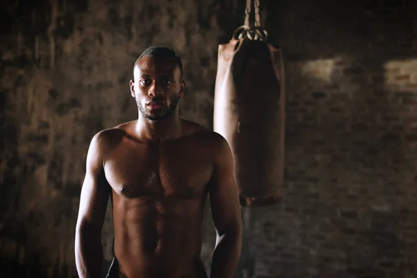 Guapo Sin Camisa Musculoso Boxeador Africano Hombre Posando Cámara Pie —  Fotos de Stock