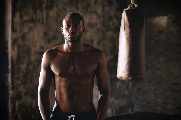 Guapo Sin Camisa Musculoso Boxeador Africano Hombre Posando Cámara Pie —  Fotos de Stock