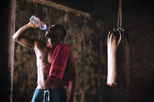 Guapo Sin Camisa Musculoso Boxeador Africano Hombre Beber Agua Mientras —  Fotos de Stock