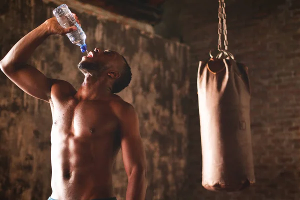 Schöner Hemdloser Muskulöser Boxer Afrikanischer Mann Trinkt Wasser Während Boxsack — Stockfoto