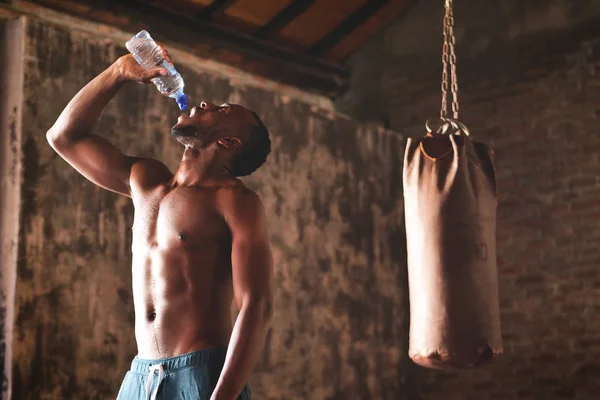 Guapo Sin Camisa Musculoso Boxeador Africano Hombre Beber Agua Mientras —  Fotos de Stock